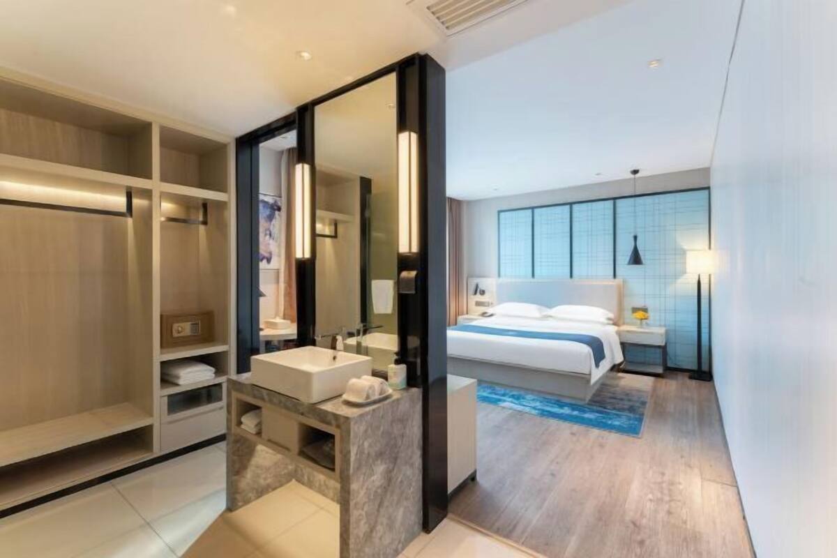 Minibar, coffres-forts dans les chambres, fer et planche à repasser