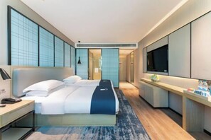 ميني بار وخزنة داخل الغرفة ومكواة/لوح كي ومُنبهات