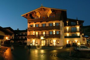Fassade der Unterkunft – Abend/Nacht