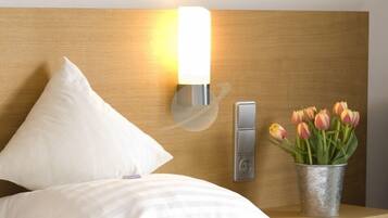 Hochwertige Bettwaren, Zimmersafe, Schreibtisch, Babybetten