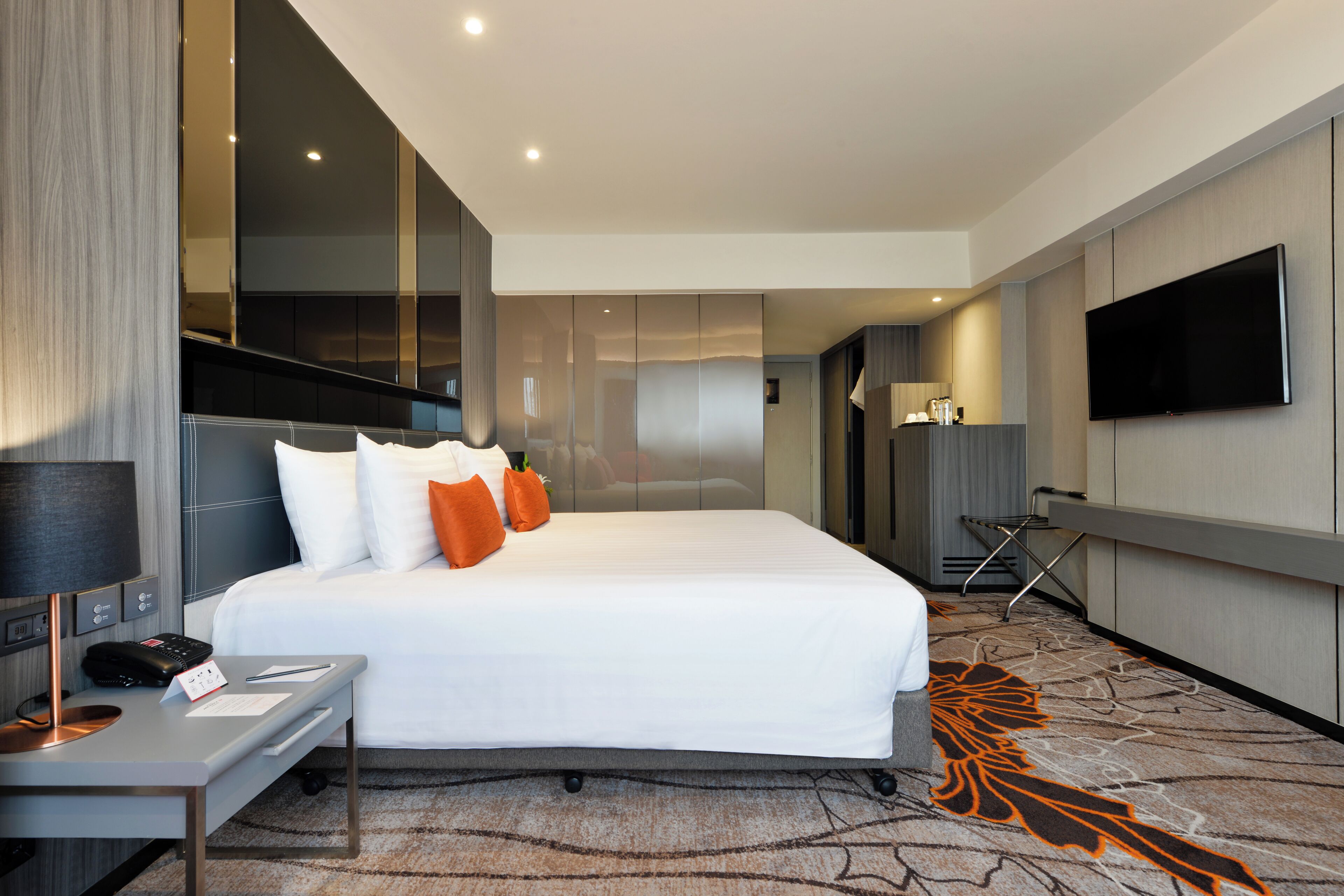 Minibar, WiFi (free)