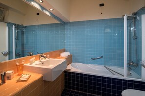 Un baño con bañera, ducha y lavamanos.