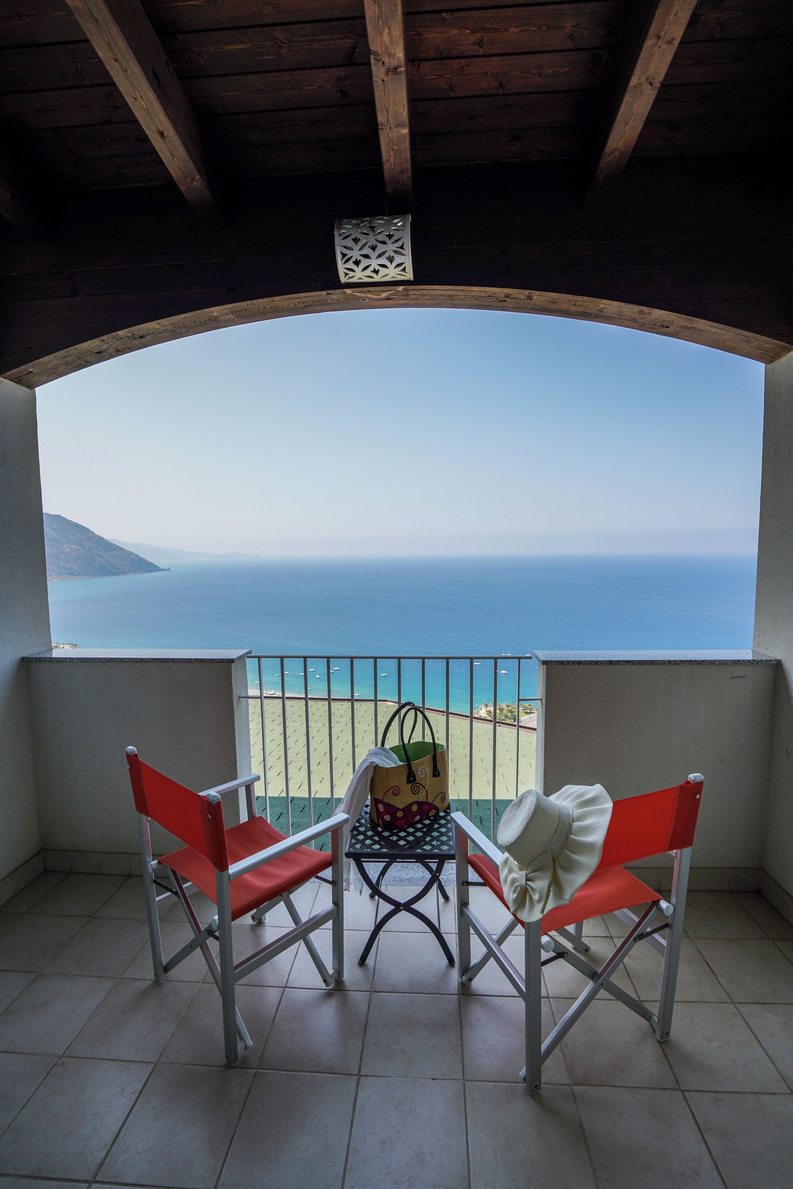 Een minibar, een kluis op de kamer, een bureau, babybedden