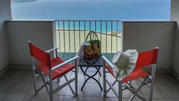 Een minibar, een kluis op de kamer, een bureau, babybedden