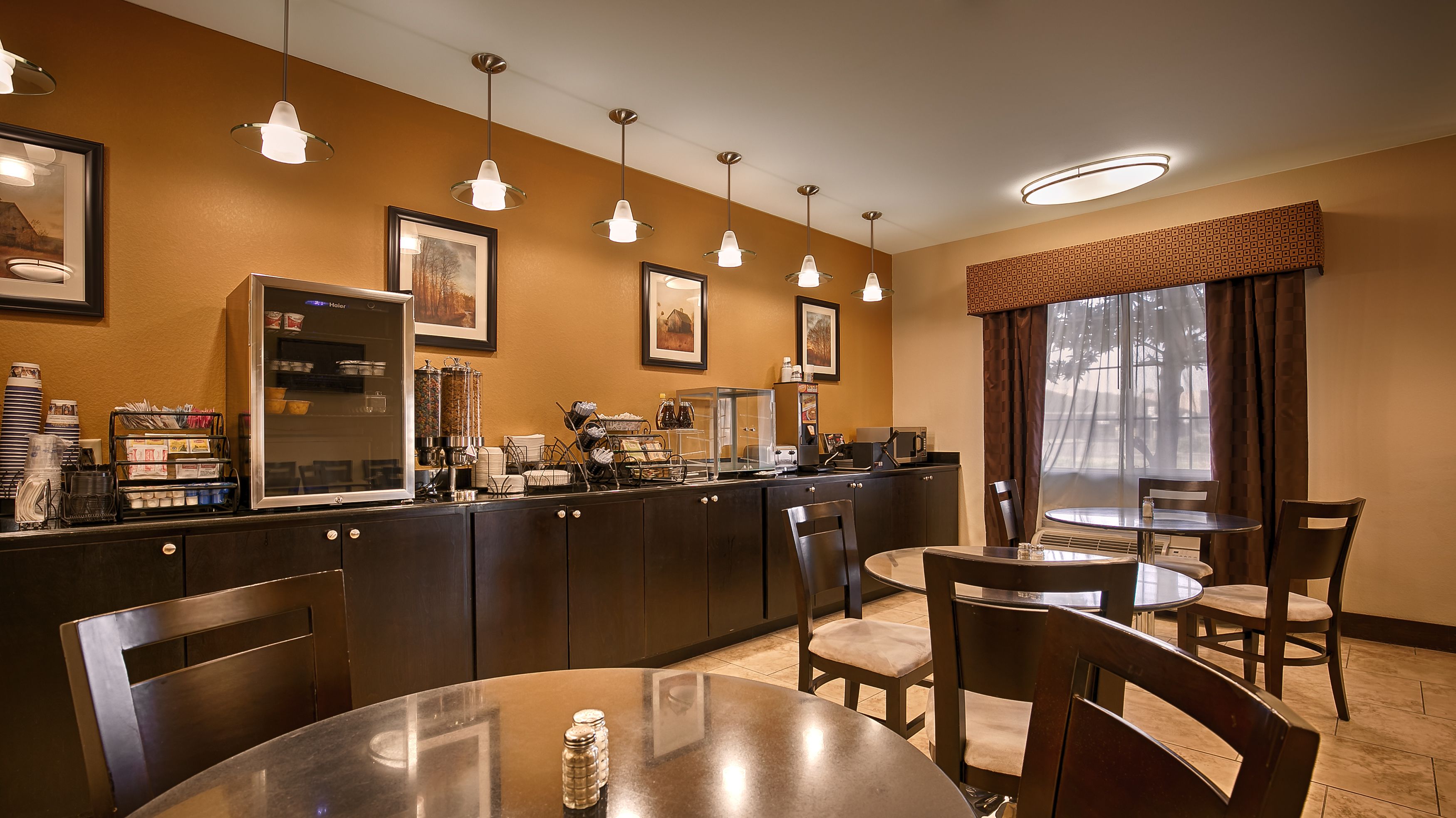 free buffet breakfast