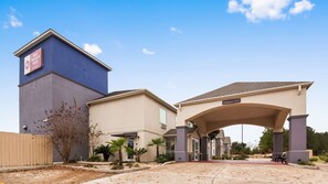 A hotel entrance with a clear archway and a sign indicating a 12' clearance. - Best Western Plus Deridder Inn & Suites (DeRidder)