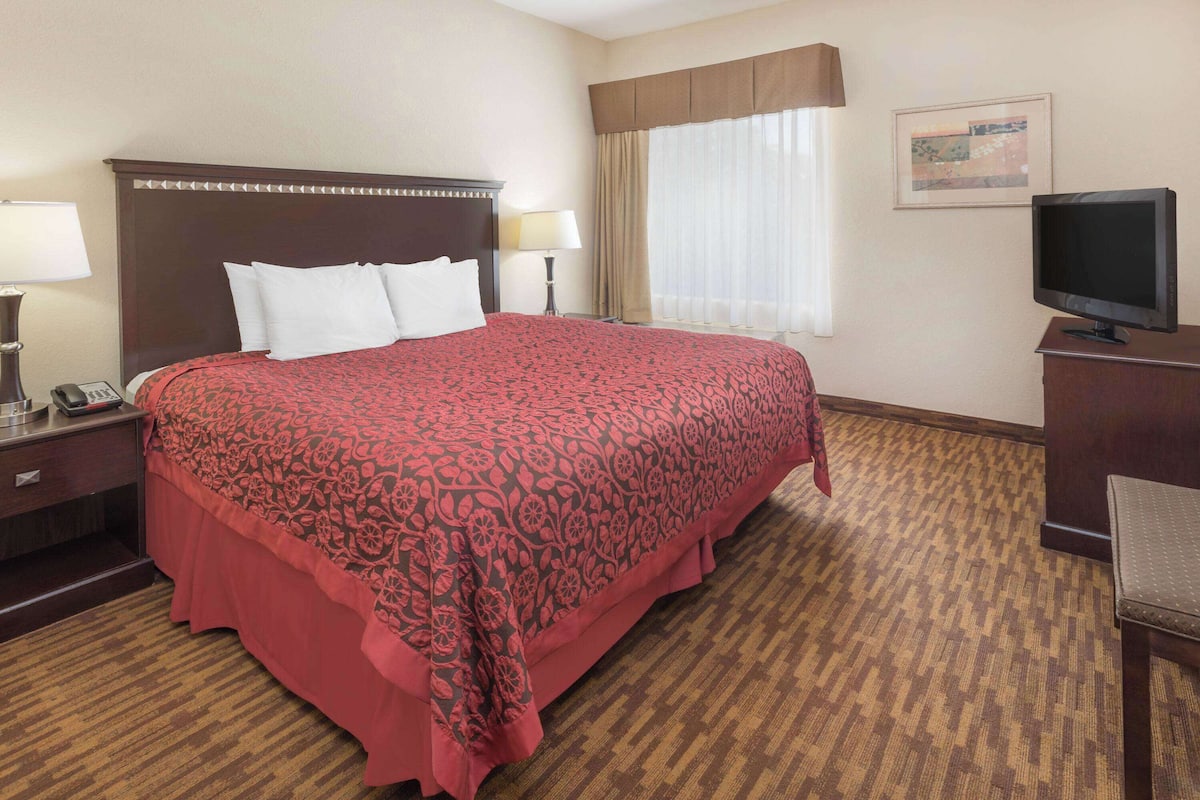 Studio Suite, 1 King Bed, Non Smoking | Desk, laptop workspace, blackout drapes, iron/ironing board