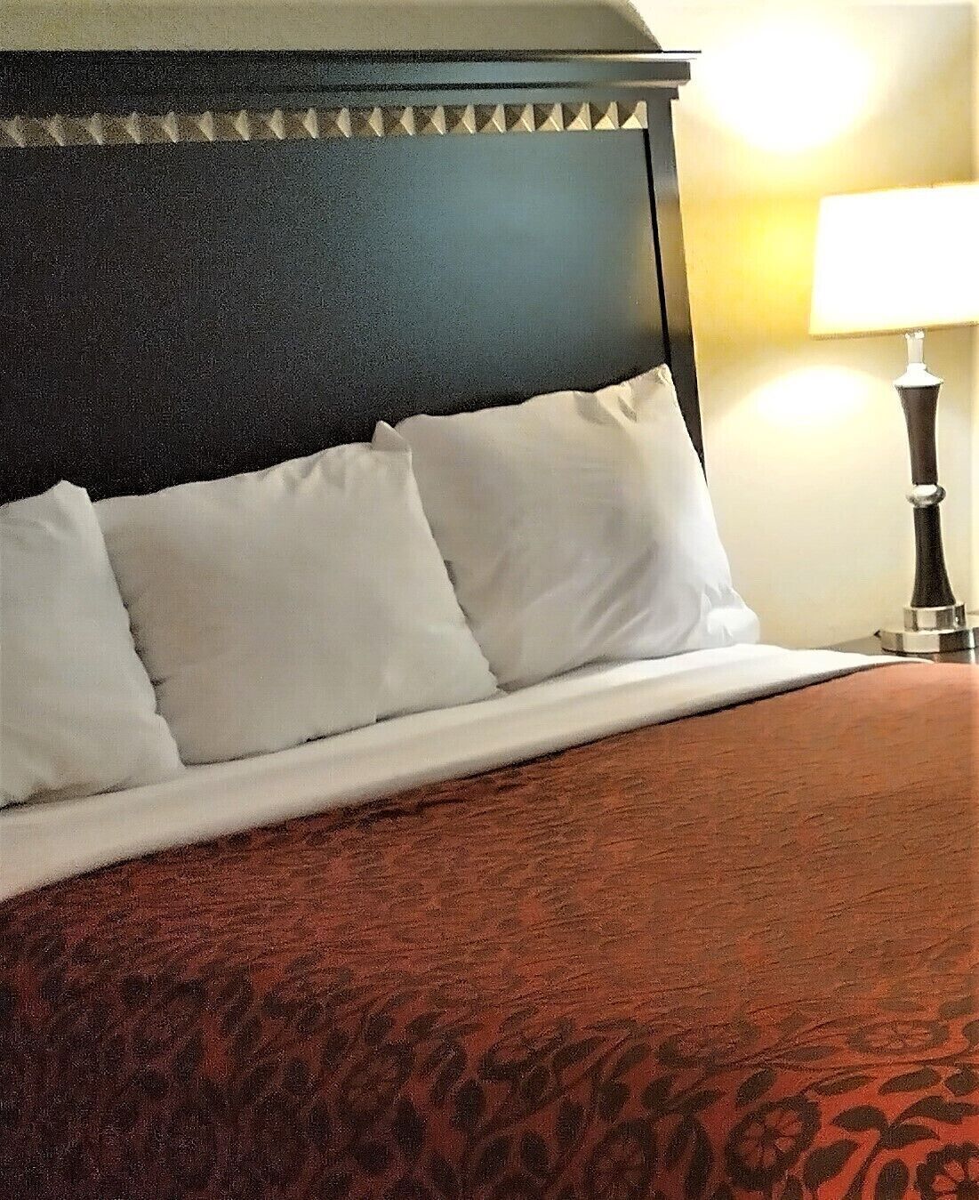 办公桌、笔记本电脑工作区、遮光窗帘、熨斗/熨衣板