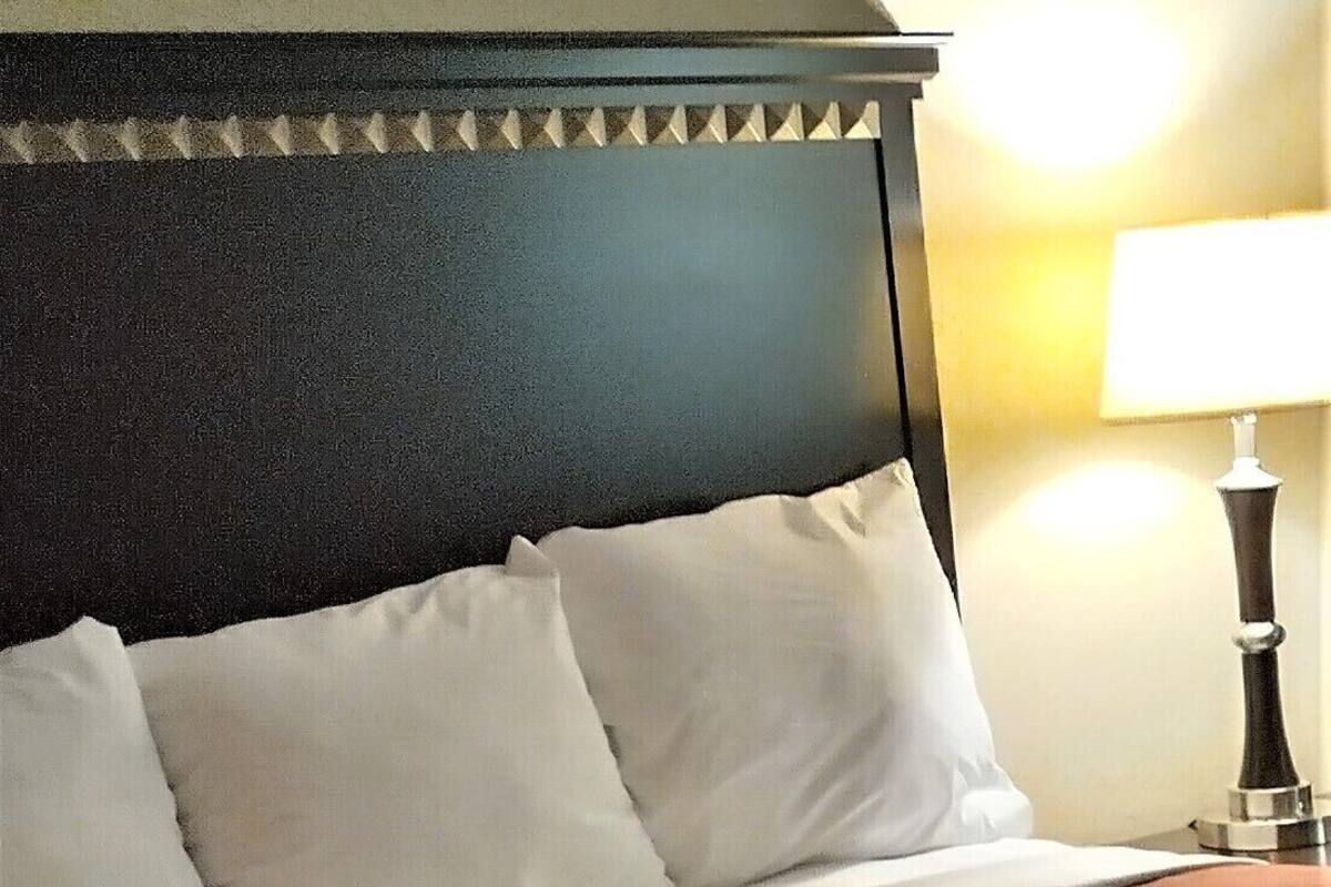 办公桌、笔记本电脑工作区、遮光窗帘、熨斗/熨衣板