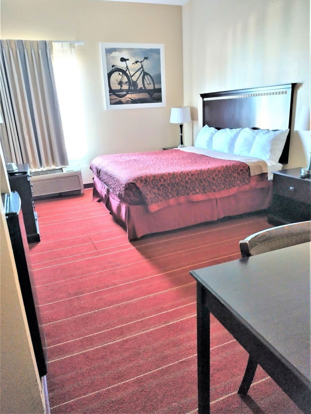 办公桌、笔记本电脑工作区、遮光窗帘、熨斗/熨衣板