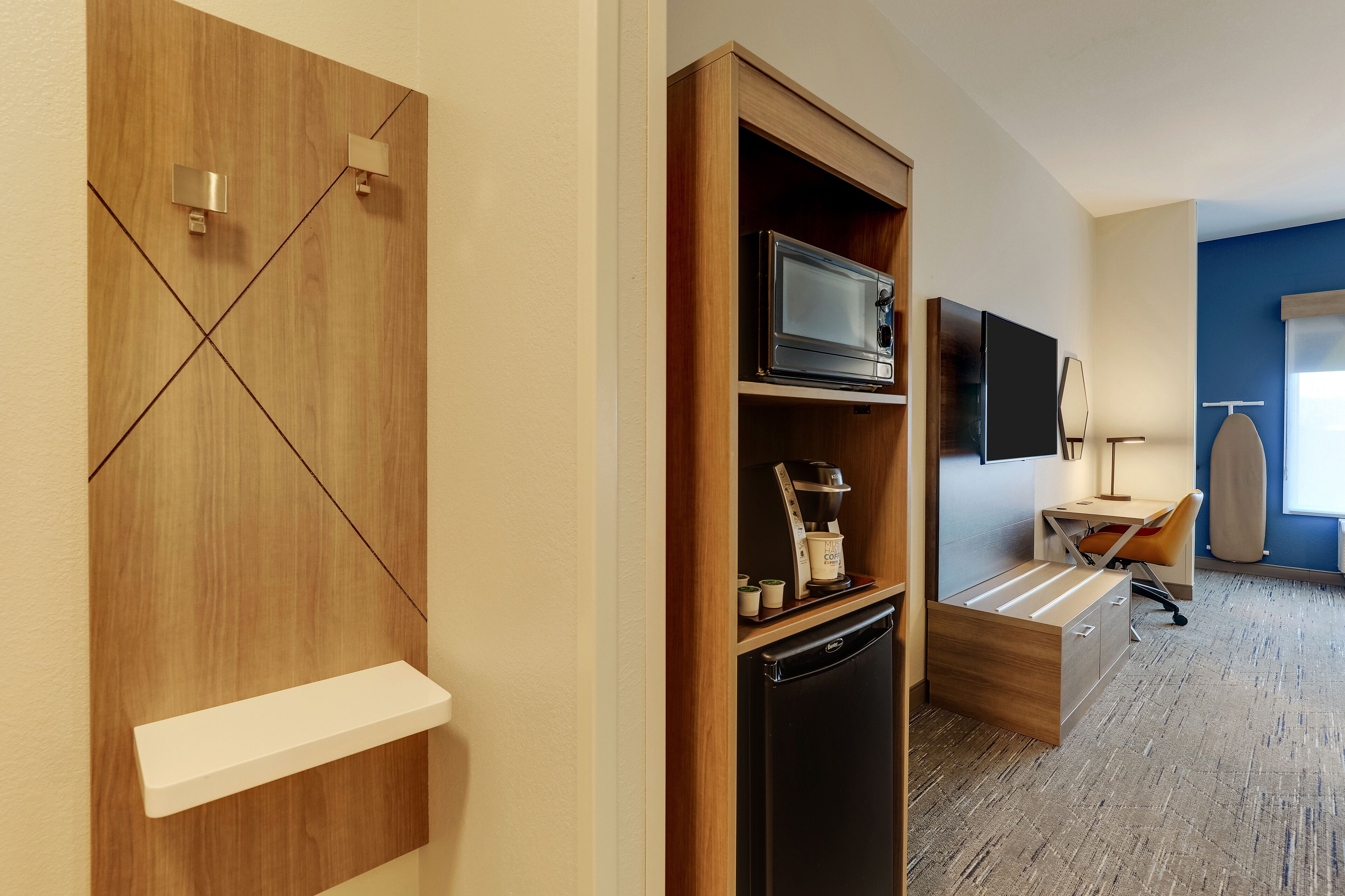 standard room, 1 king bed (extra floor space) | 1 bedroom, pillow-top beds, desk, laptop workspace