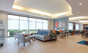 Lobby sitting area - Holiday Inn Express Leland - Wilmington Area by IHG (Leland)