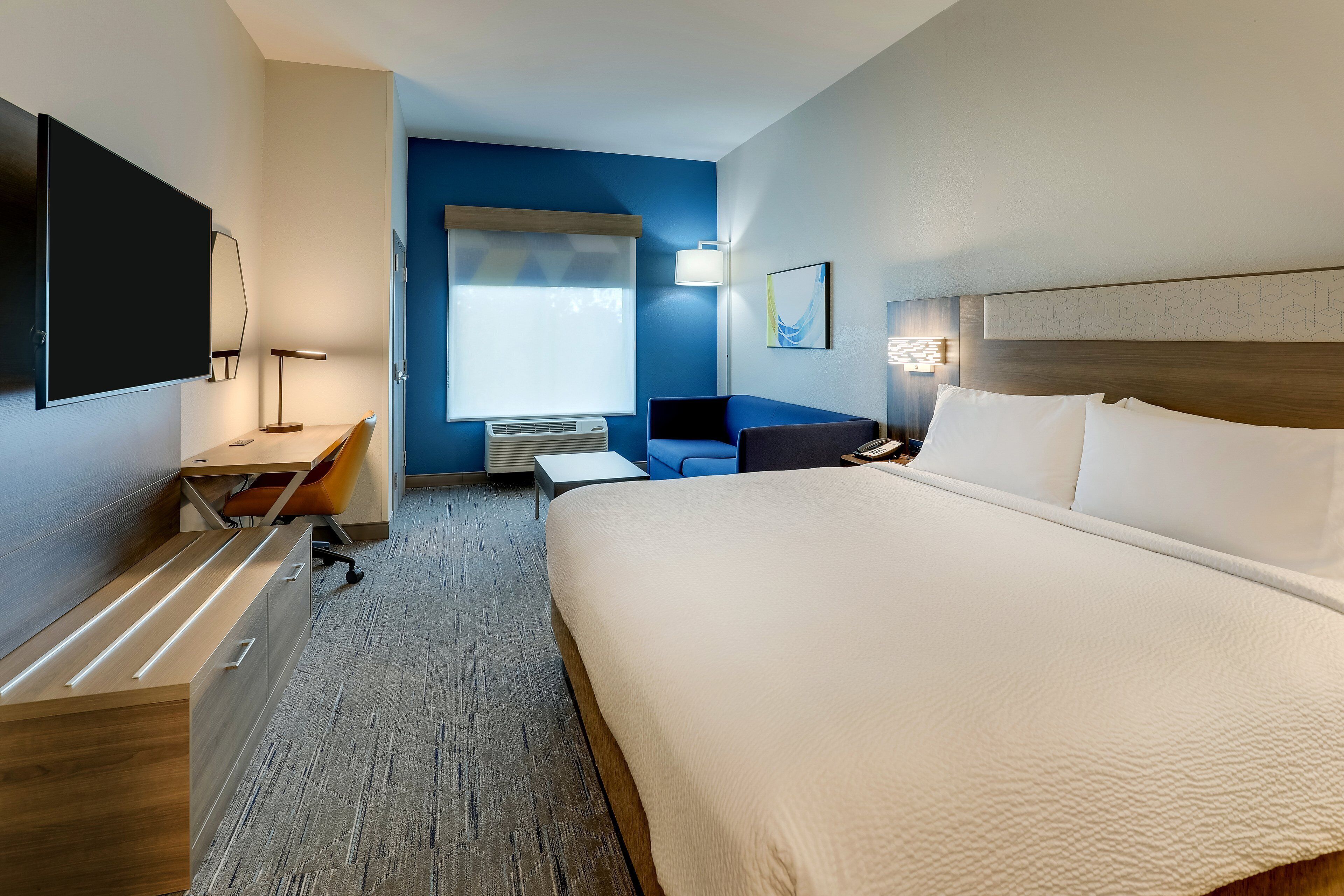 1 bedroom, pillow-top beds, desk, laptop workspace