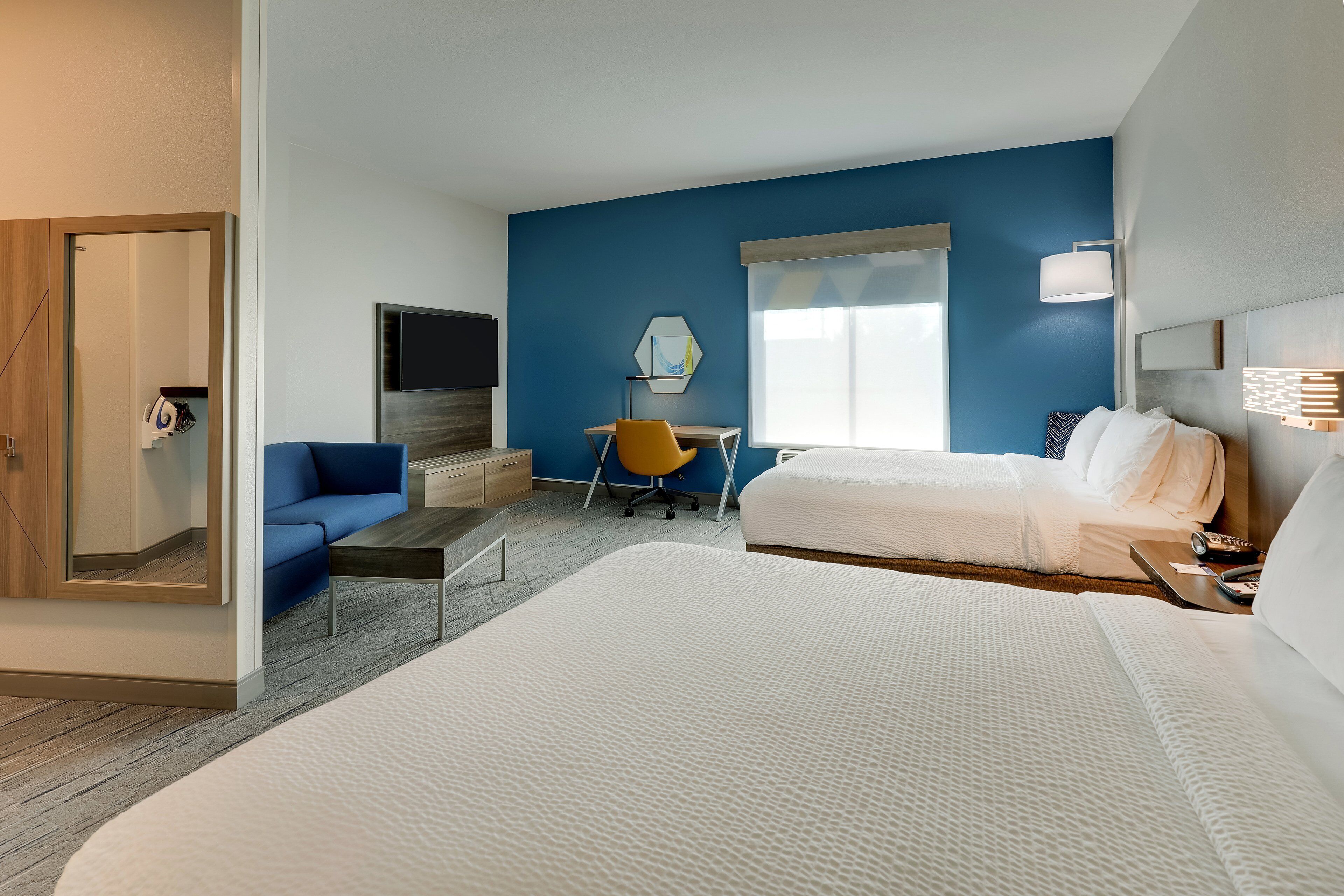 1 bedroom, pillow-top beds, desk, laptop workspace