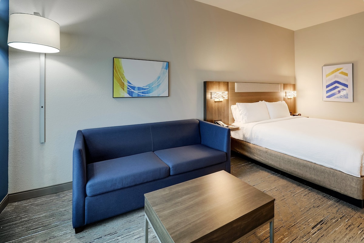 Pillowtop beds, desk, laptop workspace, blackout drapes