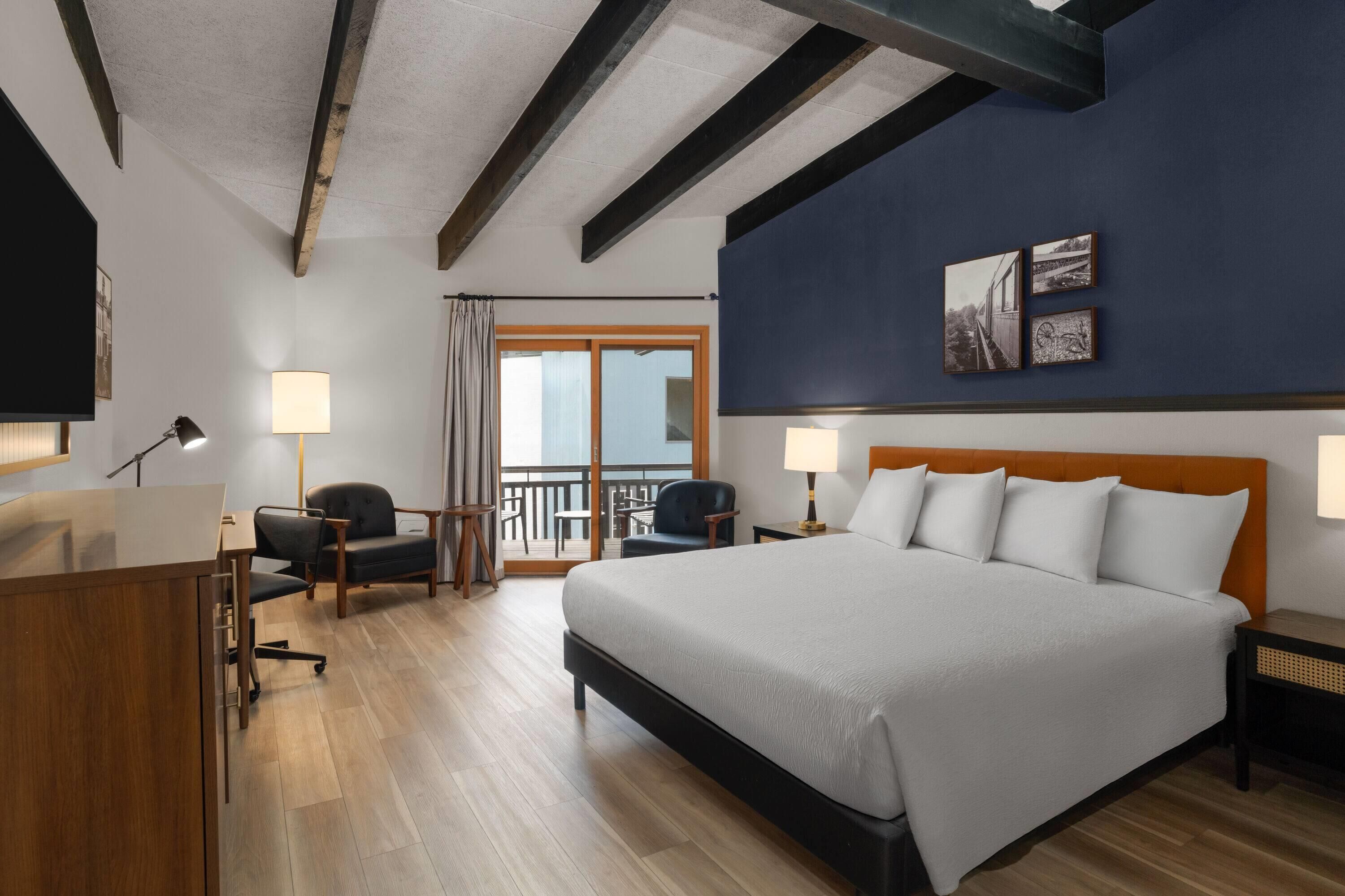 Deluxe Room, 1 King Bed, Non Smoking, Jetted Tub | Premium bedding, desk, blackout curtains, free WiFi