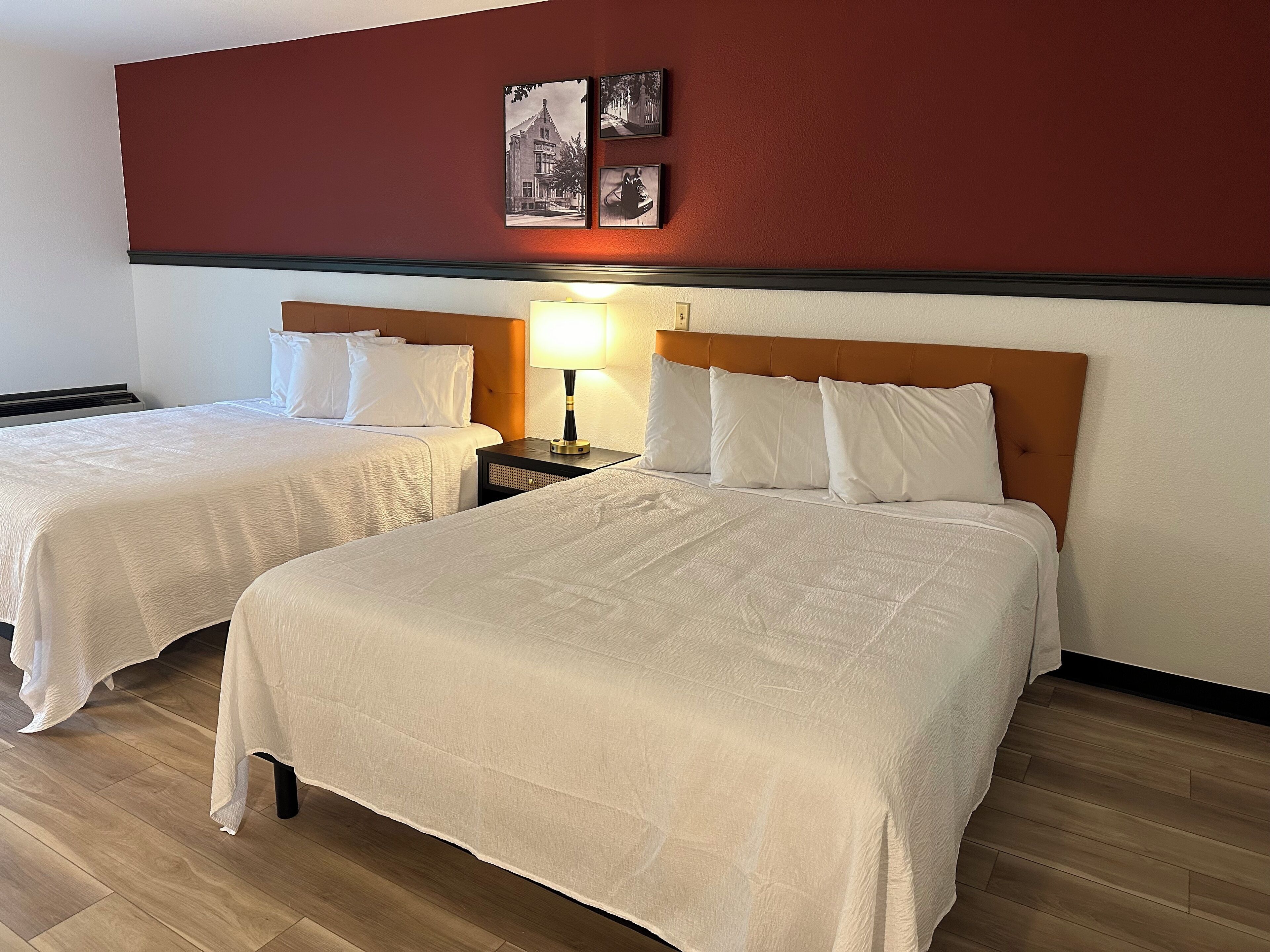 Premier Room 2 Double Beds | 고급 침구, 책상, 암막 커튼, 무료 WiFi