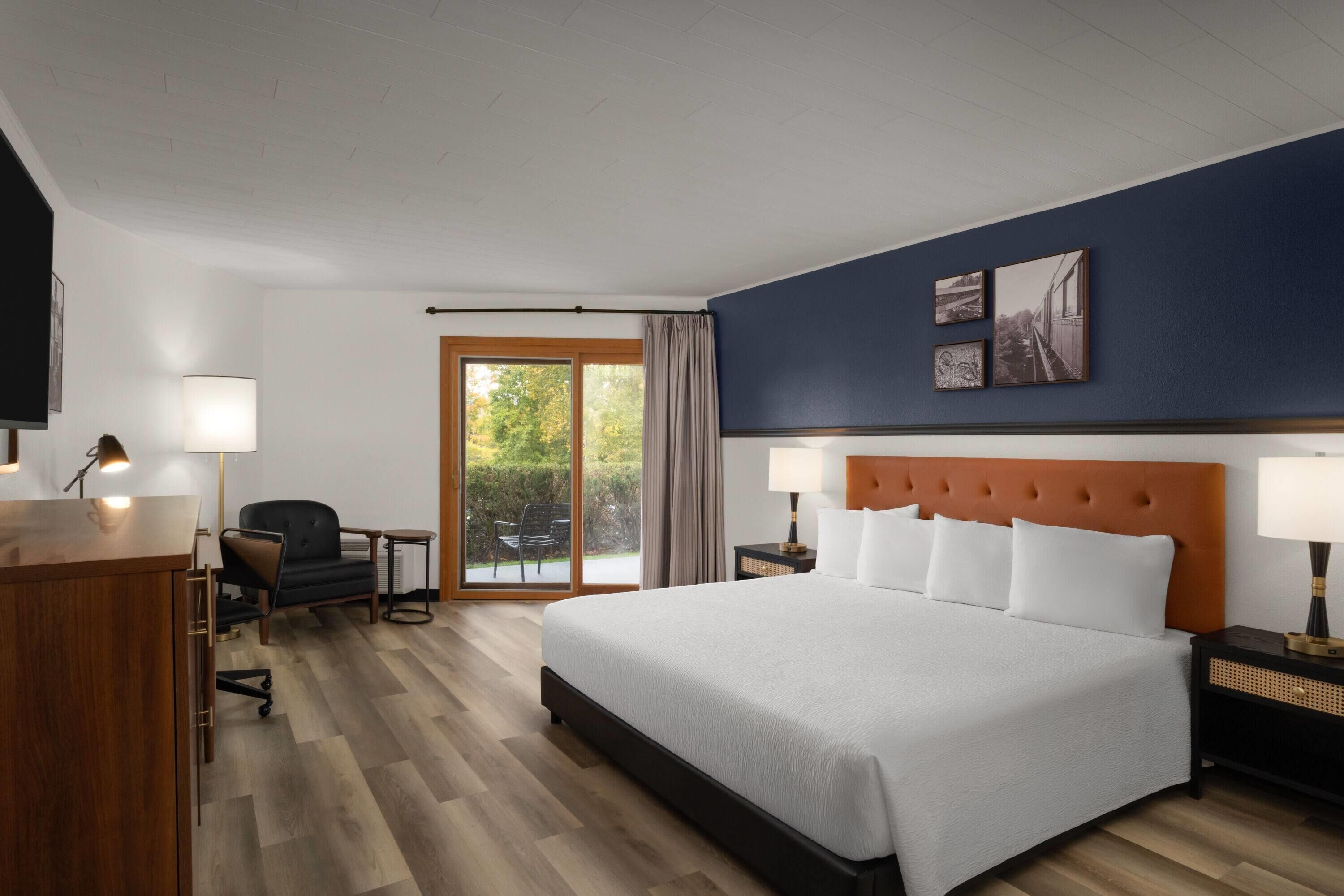 룸, 킹사이즈침대 1개, 이동 약자 지원, 금연 (Bathtub with Grab Bars) | 고급 침구, 책상, 암막 커튼, 무료 WiFi