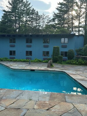 Kolam renang outdoor musiman, dengan payung kolam renang