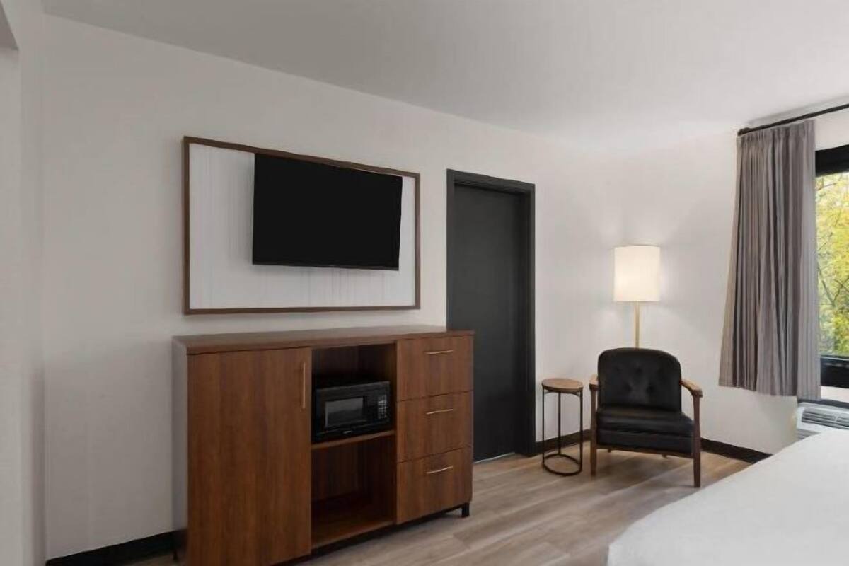 Premium bedding, desk, blackout curtains, free WiFi