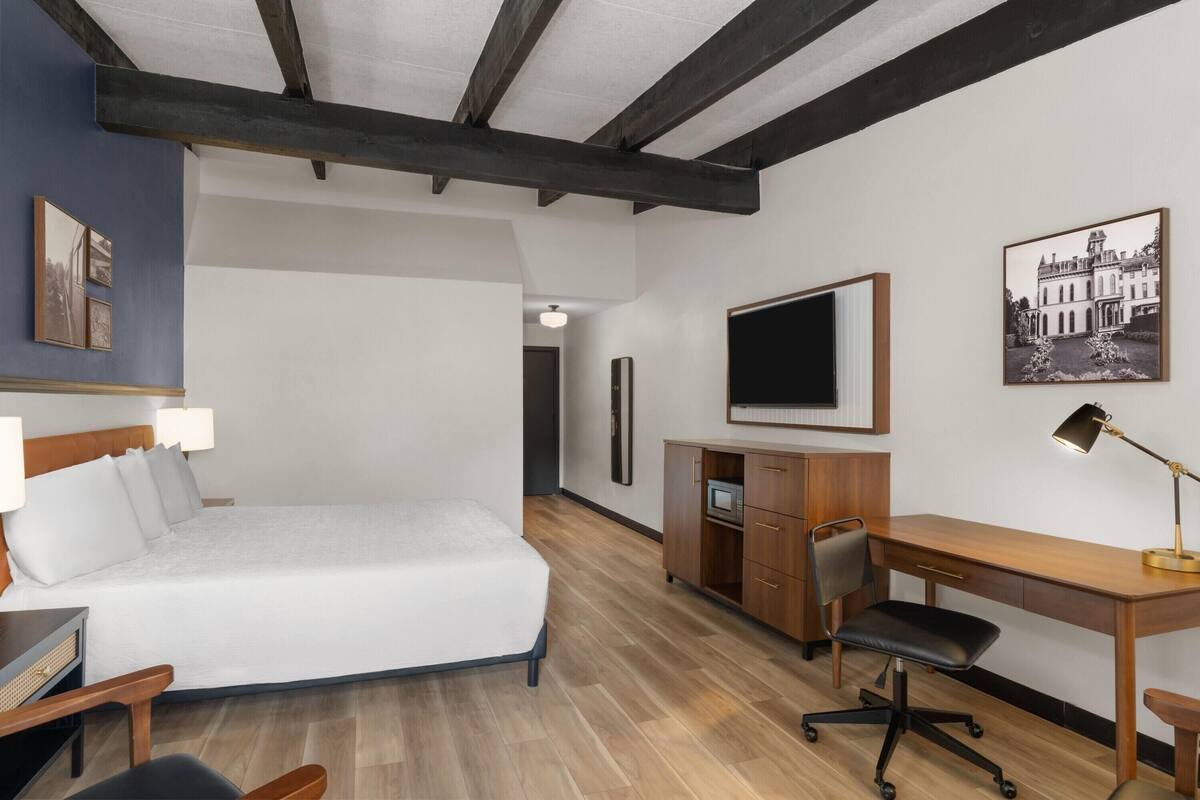 Deluxe Room, 1 King Bed, Non Smoking, Jetted Tub | Premium bedding, desk, blackout curtains, free WiFi
