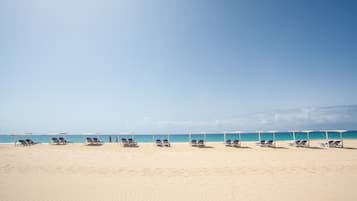 Perto da praia, areia branca, prática de mergulho autônomo 