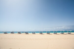 Una playa cerca, arena blanca, buceo