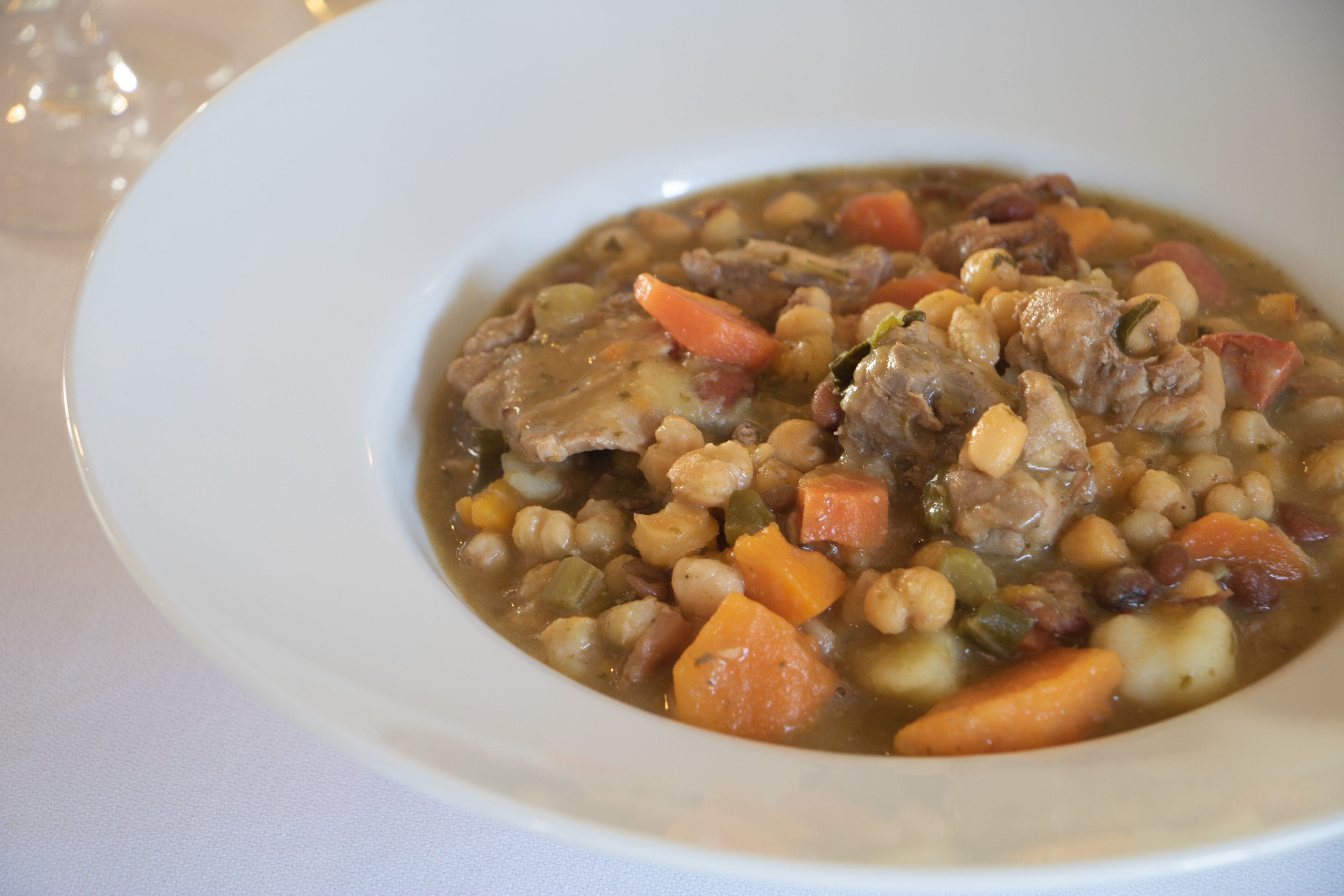 Un tazón de guiso con carne y verduras.