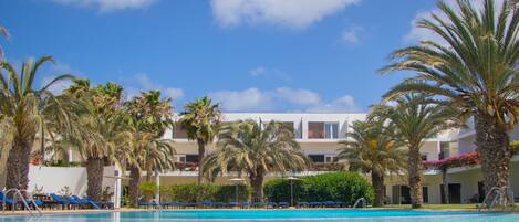 Piscine extérieure, parasols de plage, chaises longues