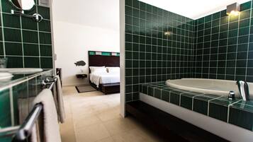 Master Suite | Minibar, in-room safe, blackout drapes, soundproofing