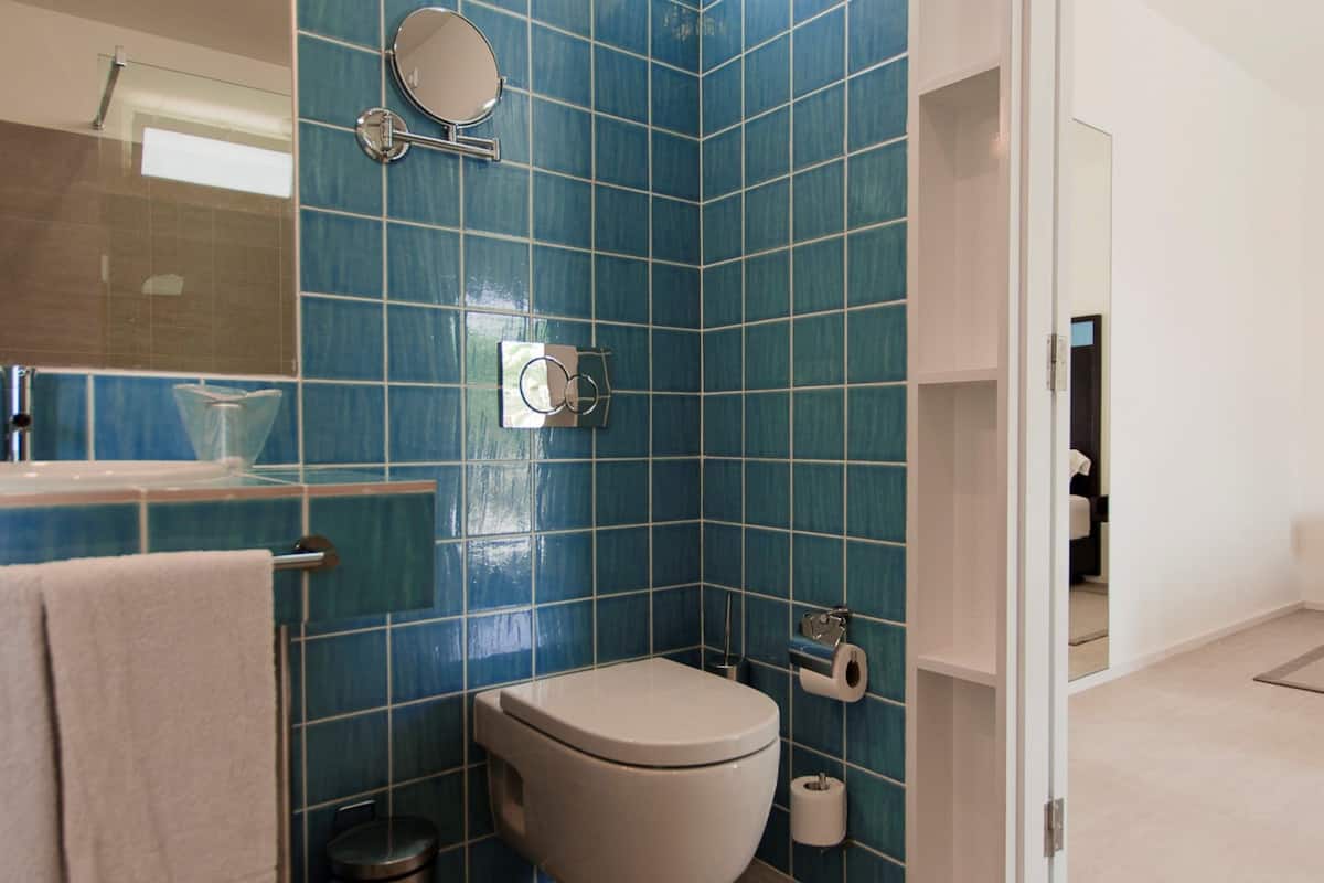 junior suite | bathroom | free toiletries, hair dryer, bathrobes, towels