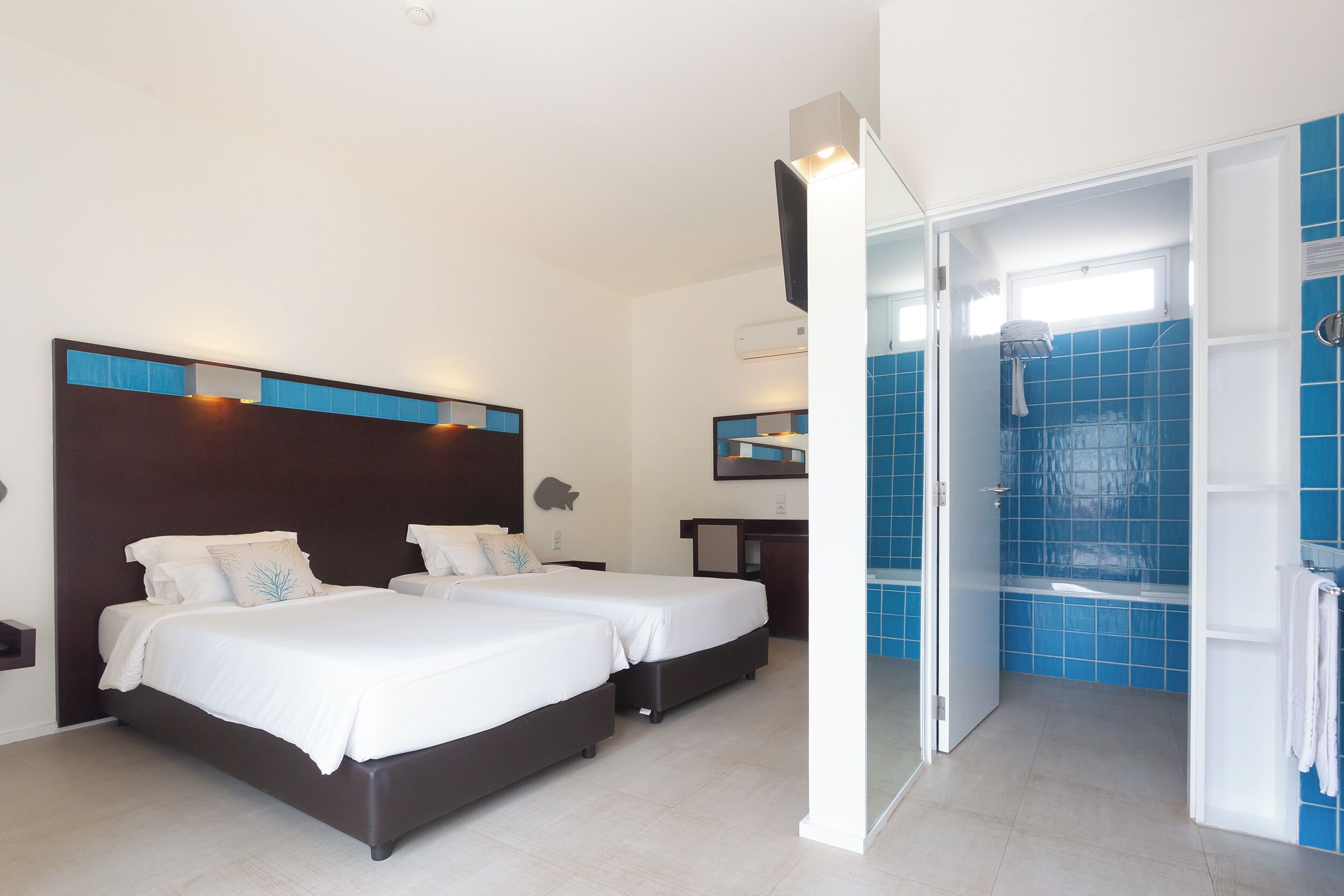 Værelse med 2 enkeltsenge - udsigt til have | Minibar, pengeskab på værelset, mørklægningsgardiner, lydisolering