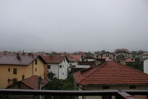 Un barrio residencial con varias casas, algunas con techos de tejas rojas y otras con estilos de tejado diferentes.