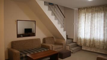 Minibar, caja de seguridad en la habitación y escritorio