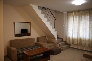 Minibar, caja de seguridad en la habitación y escritorio 