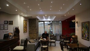 Ein modernes Wohnzimmer mit Essbereich, ausgestattet mit einer Couch, einem Esstisch und Stühlen.
