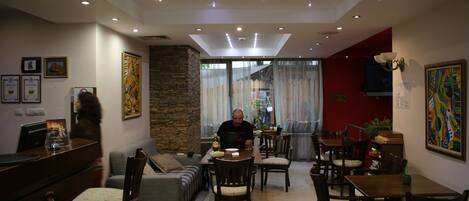 Una sala de estar moderna con comedor, que incluye un sofá, una mesa de comedor y sillas.
