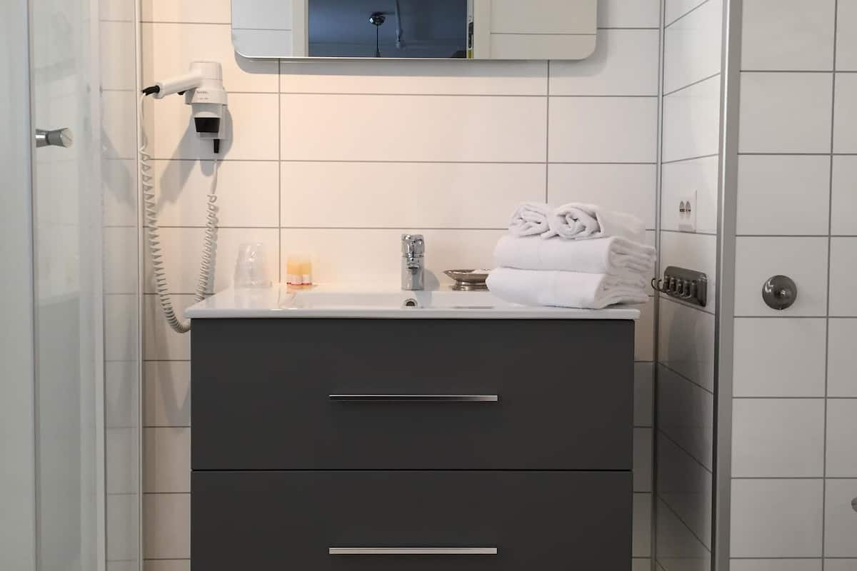 Comfort Double Room | Bathroom | Free toiletries, hair dryer, towels