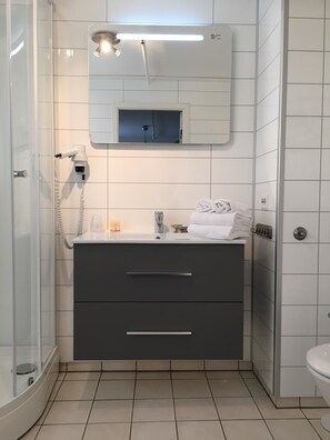 Comfort Double Room | Bathroom | Free toiletries, hair dryer, towels