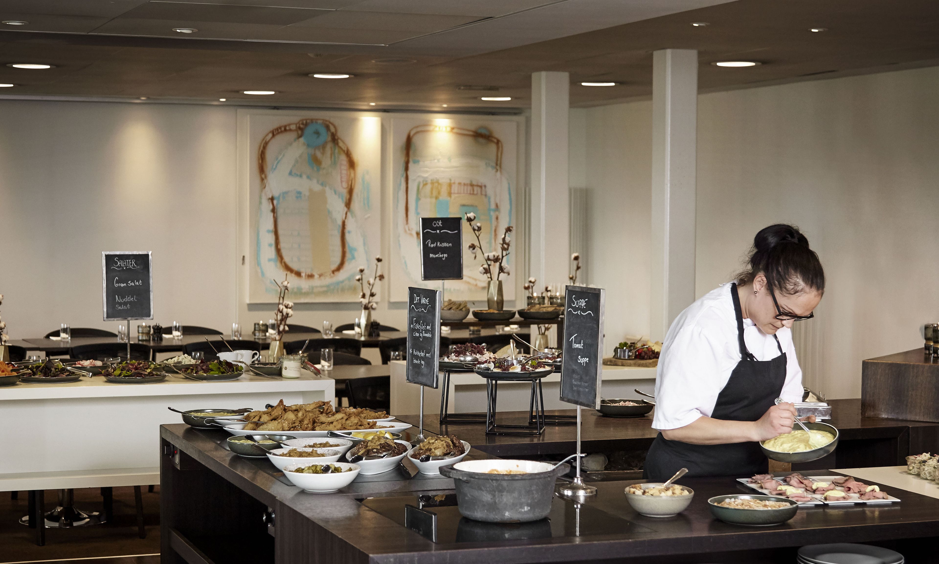 2 restaurants, breakfast served