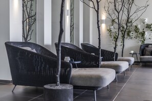 Salas de tratamiento para parejas, un sauna, una bañera de hidromasaje