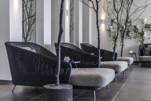 Salas de tratamiento para parejas, un sauna, una bañera de hidromasaje