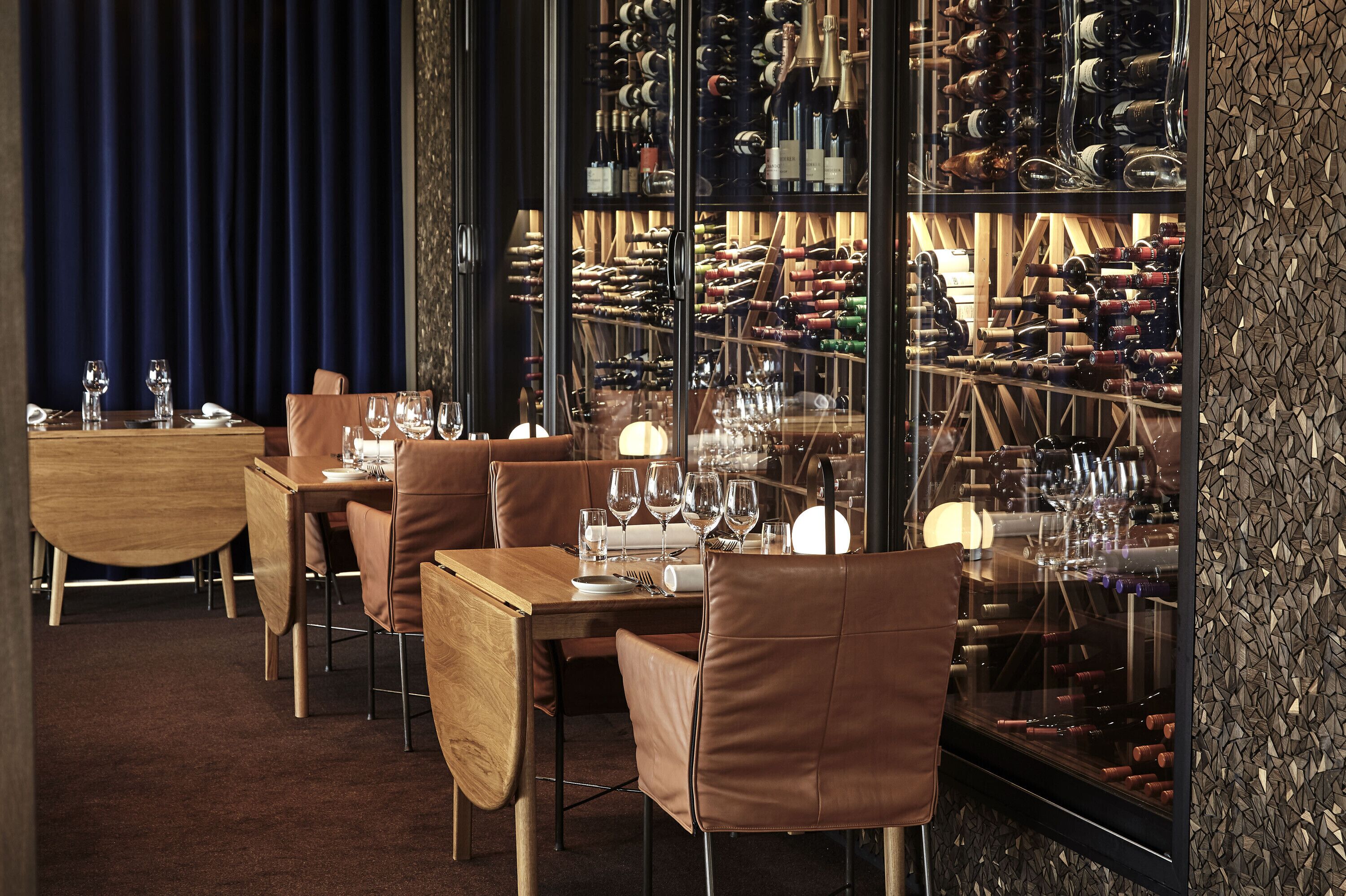 2 restaurants, breakfast served