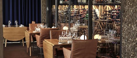 2 restaurants, breakfast served