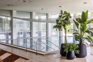 Salas de tratamiento para parejas, un sauna, una bañera de hidromasaje