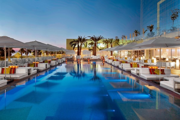 Poolside views, serves lunch and dinner