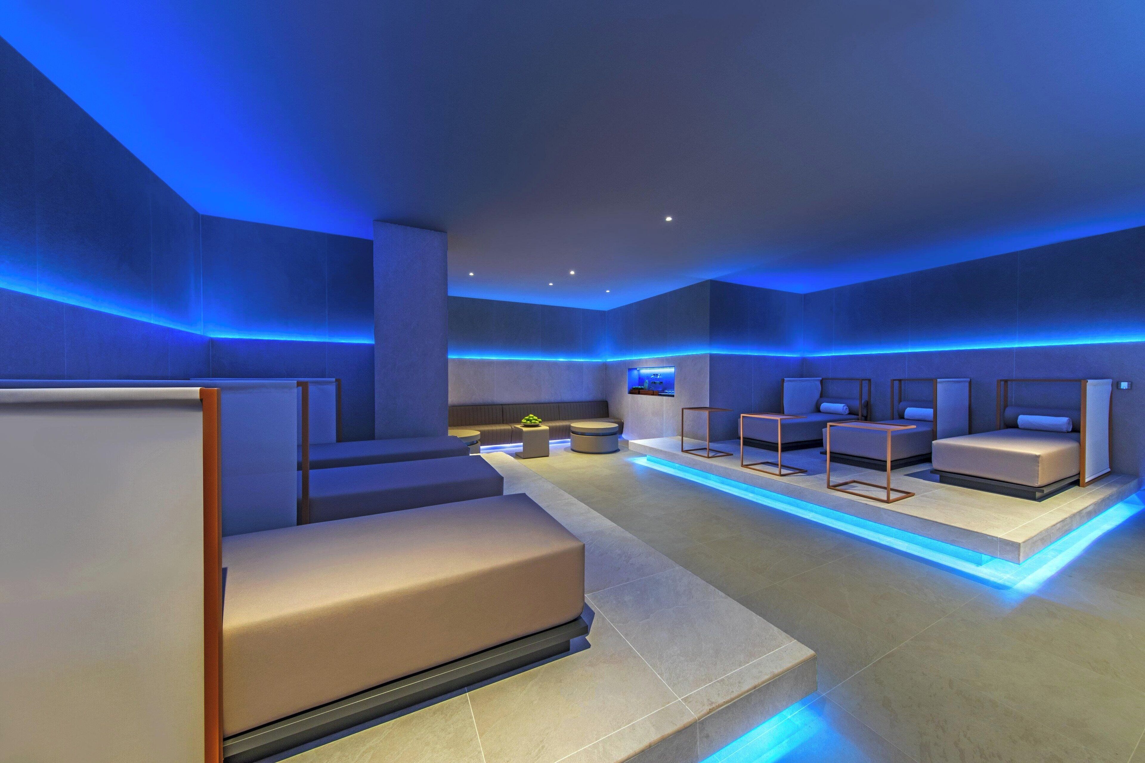 Een sauna, een bubbelbad, een stoombad, lichaamsbehandelingen