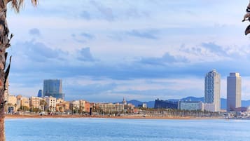 Ubicación a pie de playa, tumbonas, sombrillas y toallas de playa