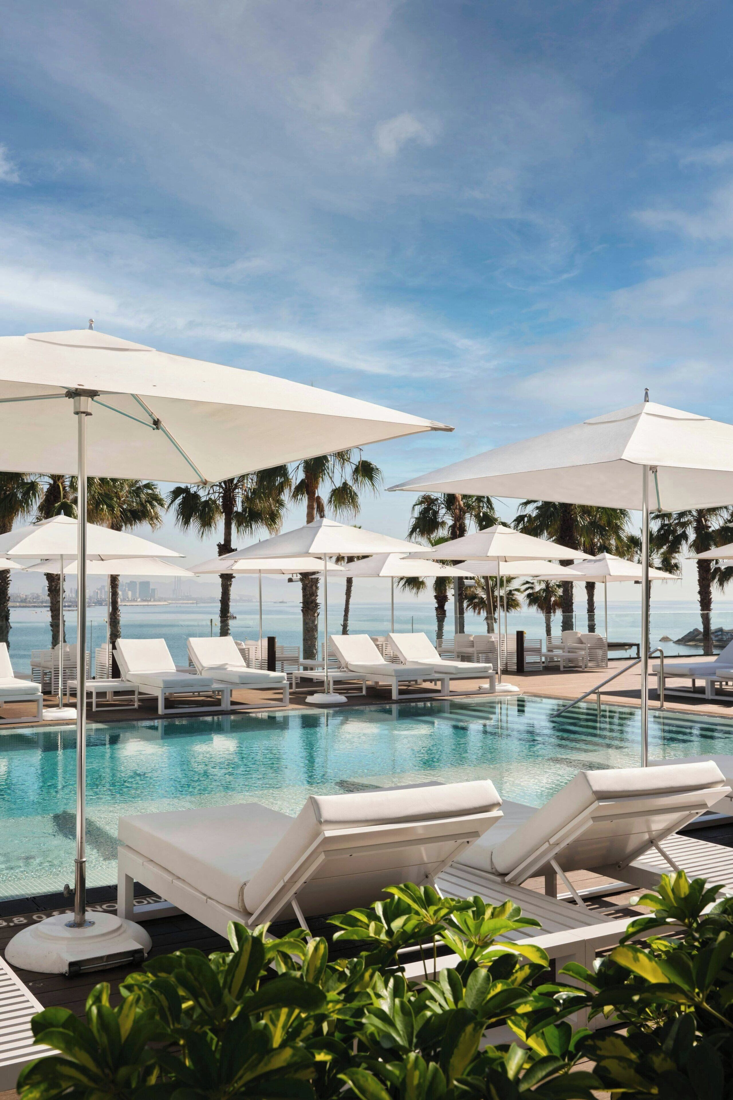 Een binnenzwembad, een seizoensgebonden buitenzwembad