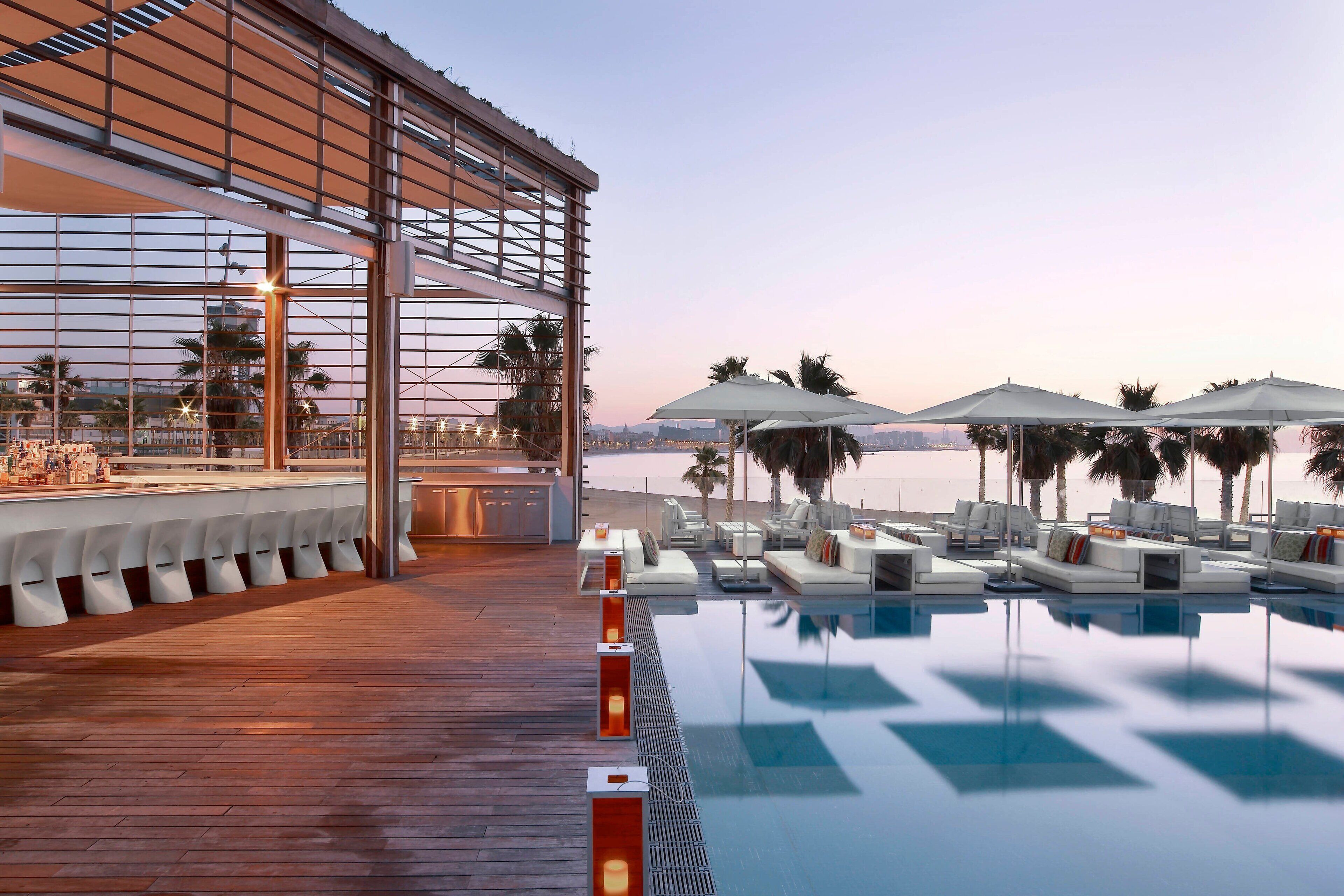 Vistas para a piscina, serve almoço e jantar 